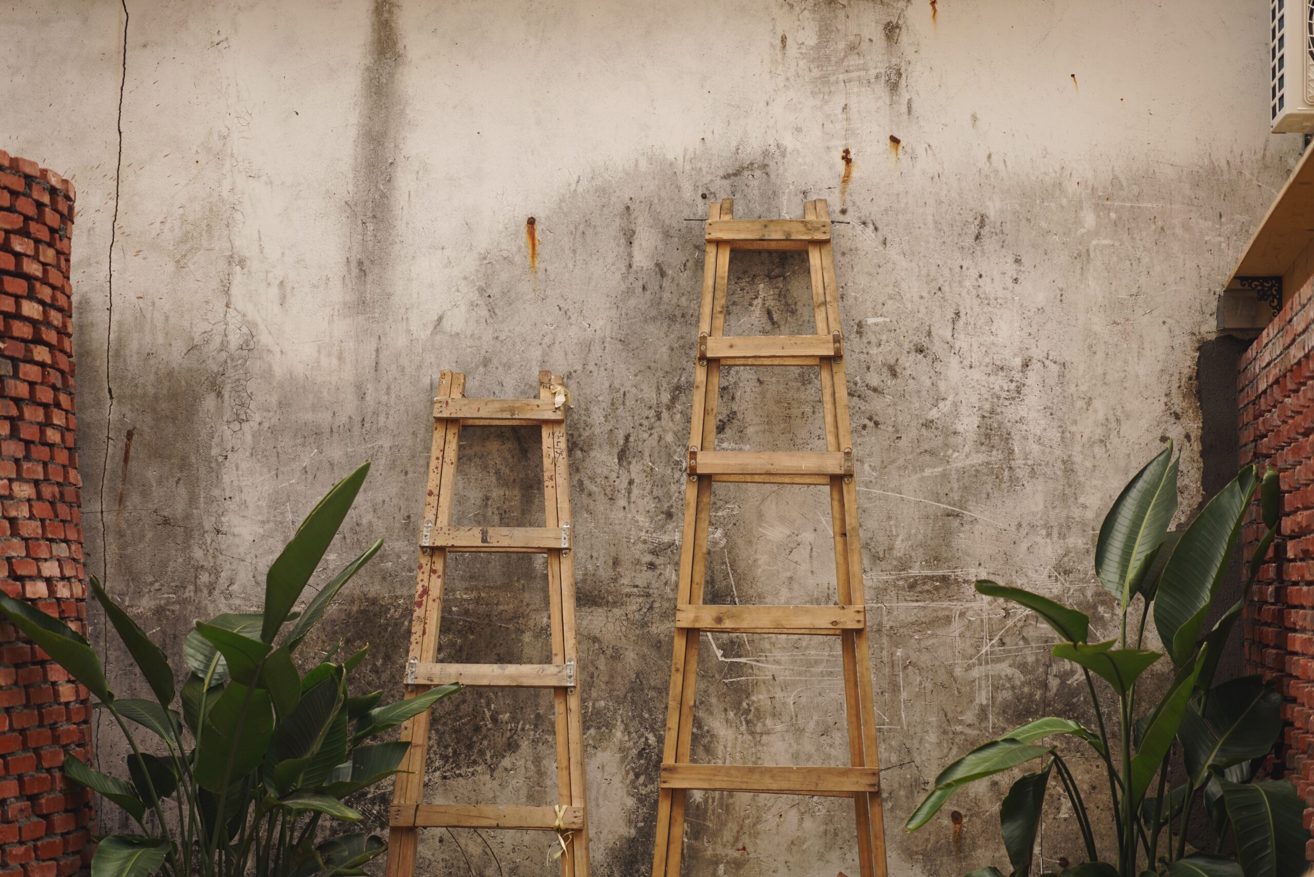 How to Give a New Life to Old Wooden Ladder  